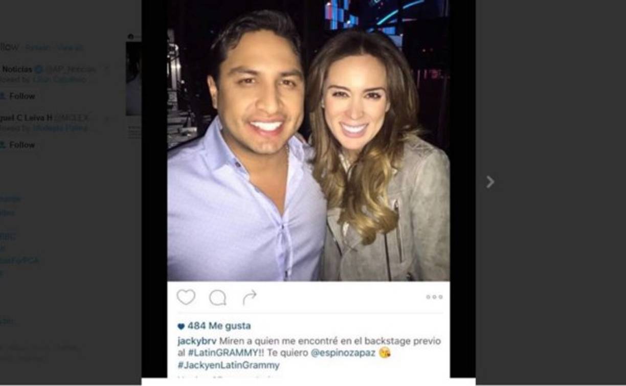 Por su parte Jaqueline Bracamontes se tomó una fotografía con Julión Álvarez y se equivocó escribiendo en su Instagram que era Espinoza Paz.