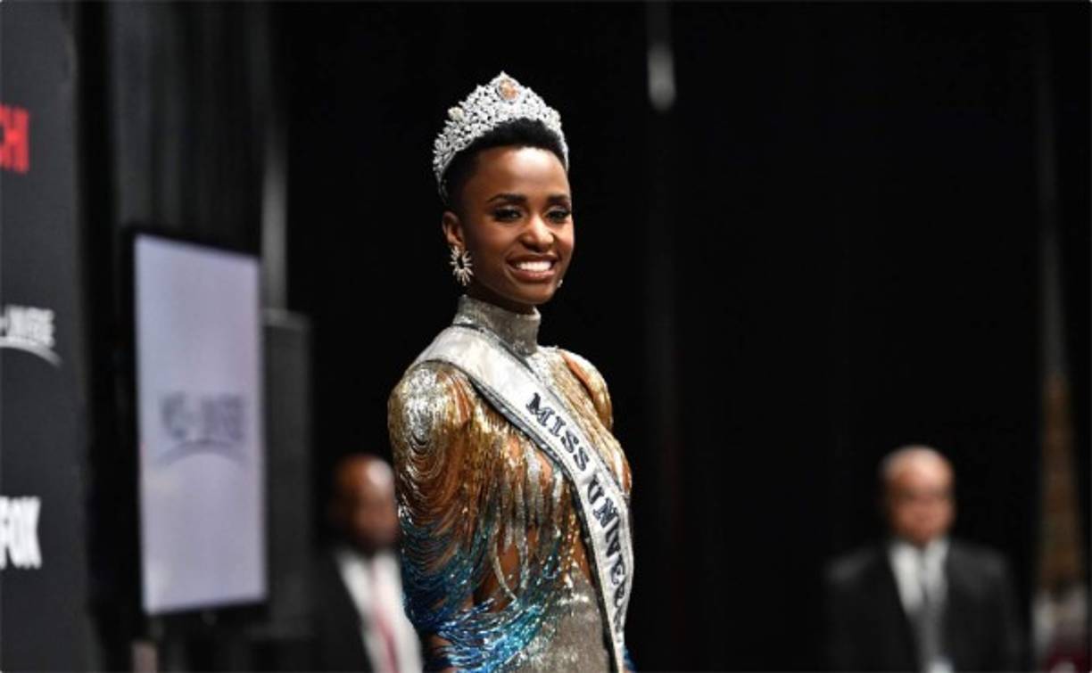 La sudafricana Zozibini Tunzi se convirtió en la mujer más bella del mundo después de levantar la corona de Miss Universo 2019.