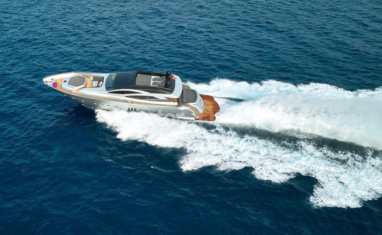 El alquiler de esta embarcación trae consigo un Tender Williams Turbojet 3,25 (un semirrígido pequeño), una moto de agua Seabob F5S y un Jet Surf. Su puerto base es en Marina Ibiza y ofrece la oportunidad de navegar a Formentera, Mallorca y Menorca.