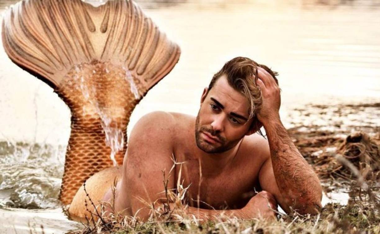 Ahora Christian, de Florida, pasa su tiempo libre chapoteando en su piscina, vistiendo su cola dorada hecha a medida, por la que pagó 1.120 euros.