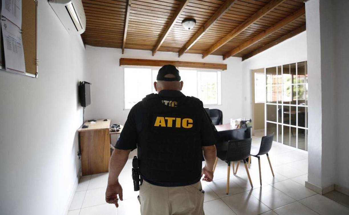 En el periodo 2008-2017, Flores registró “un comportamiento financiero atípico y recibió depósitos” por más de 10,5 millones de lempiras (434,517 dólares), “sin que existe un sustento legal y documental que justifique un incremento patrimonial” de más de 10.1 millones de lempiras (415,793 dólares). 