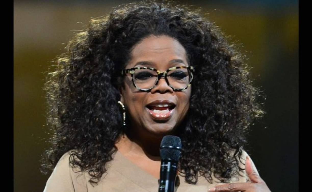 Oprah Winfrey tiene 60 años de edad y hoy en día es una de las presentadoras de televisión más famosas. También es productora, actriz, empresaria, filántropa y crítica de libros estadounidense.