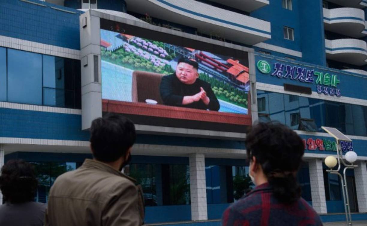 Decenas de mujeres y niños fueron movilizados para plantar flores y limpiar los caminos dentro de los terrenos de la fábrica. Y se asegura que los constructores “trabajaron día y noche” para tratar de hacer el trabajo en sólo dos días.