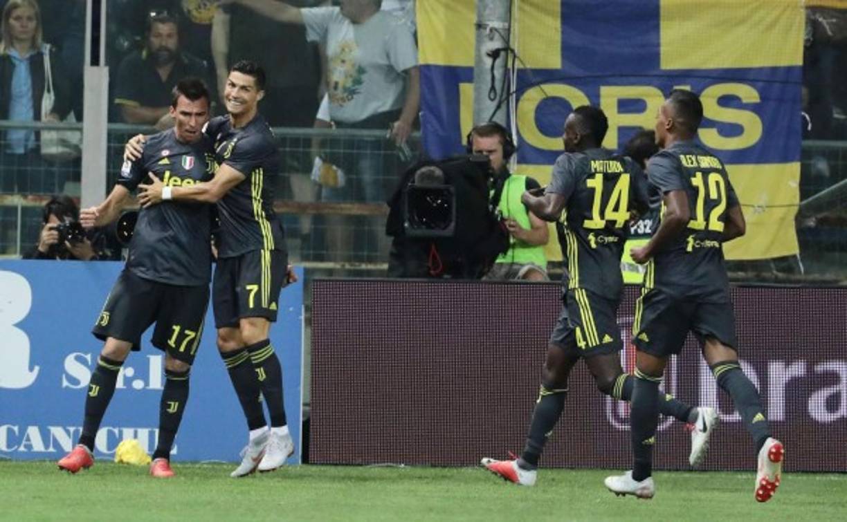 Apenas en el minuto 2, el croata Mario Mandzukic se encargó de abrir el marcador ante Parma. CR7 se fue a festejar con su compañero en la ofensiva.