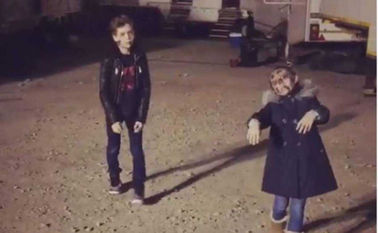 Los pequeños Christopher y Kailey vestidos de zombies para el Día de Brujas.