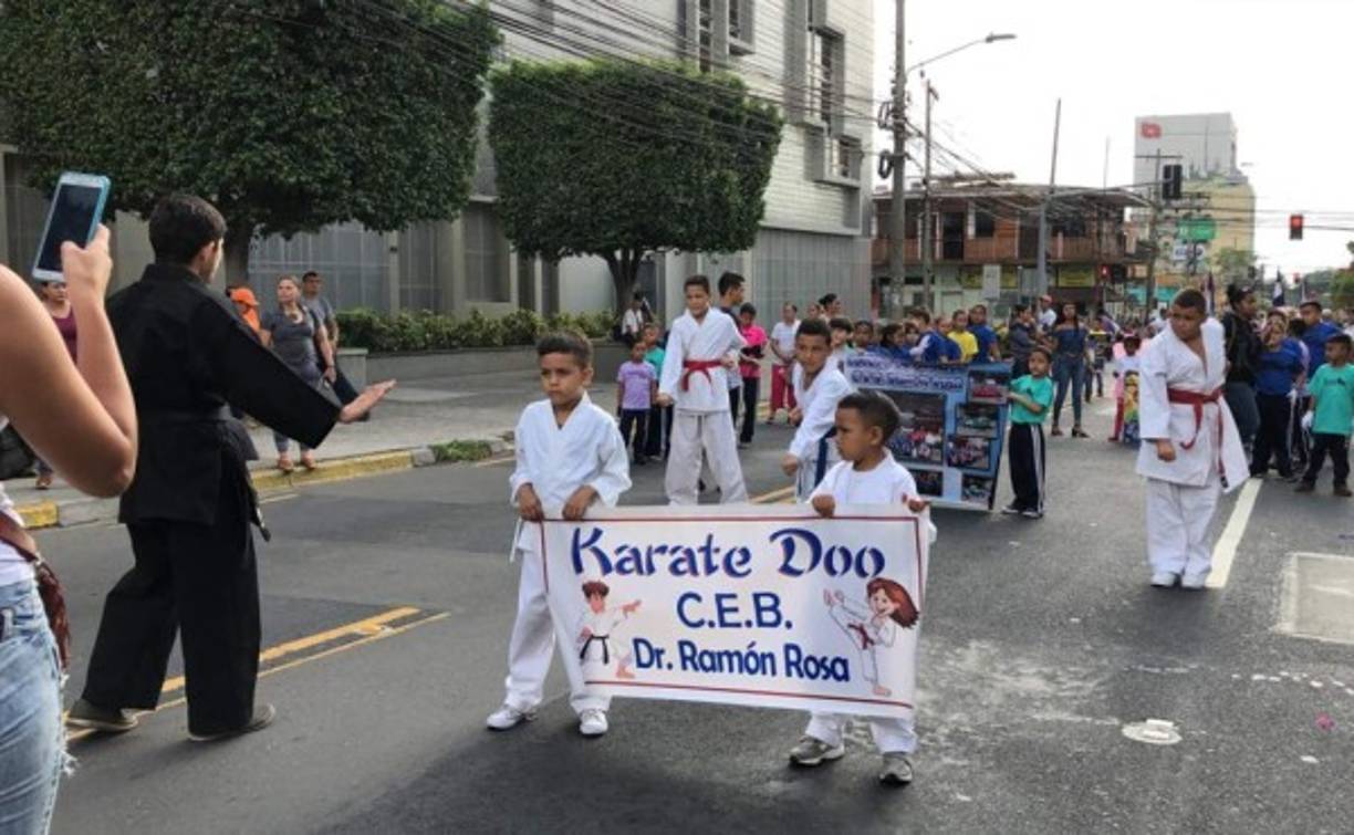 Los niños que conforman el grupo de karate do del Centro de Educación Básica Ramón Rosa hicieron demostración de sus habilidades.