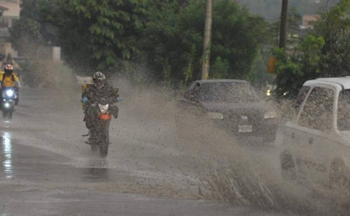 Las lluvias, además de bajar la temperatura, son un alivio para los capitalinos, pues el Distrito Central sufre todos los años el desabastecimiento del agua potable. En muchas colonias reciben agua en sus casas hasta cada 15 días.