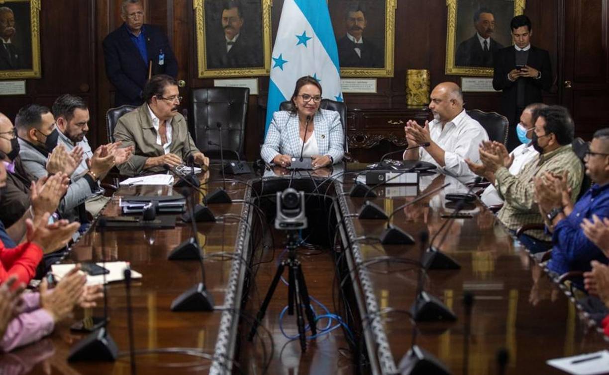 El único sector que no firmó fue el transporte de carga, que se reunirá el próximo martes debido a que necesitan tiempo para interpretar y consensuar la situación. 