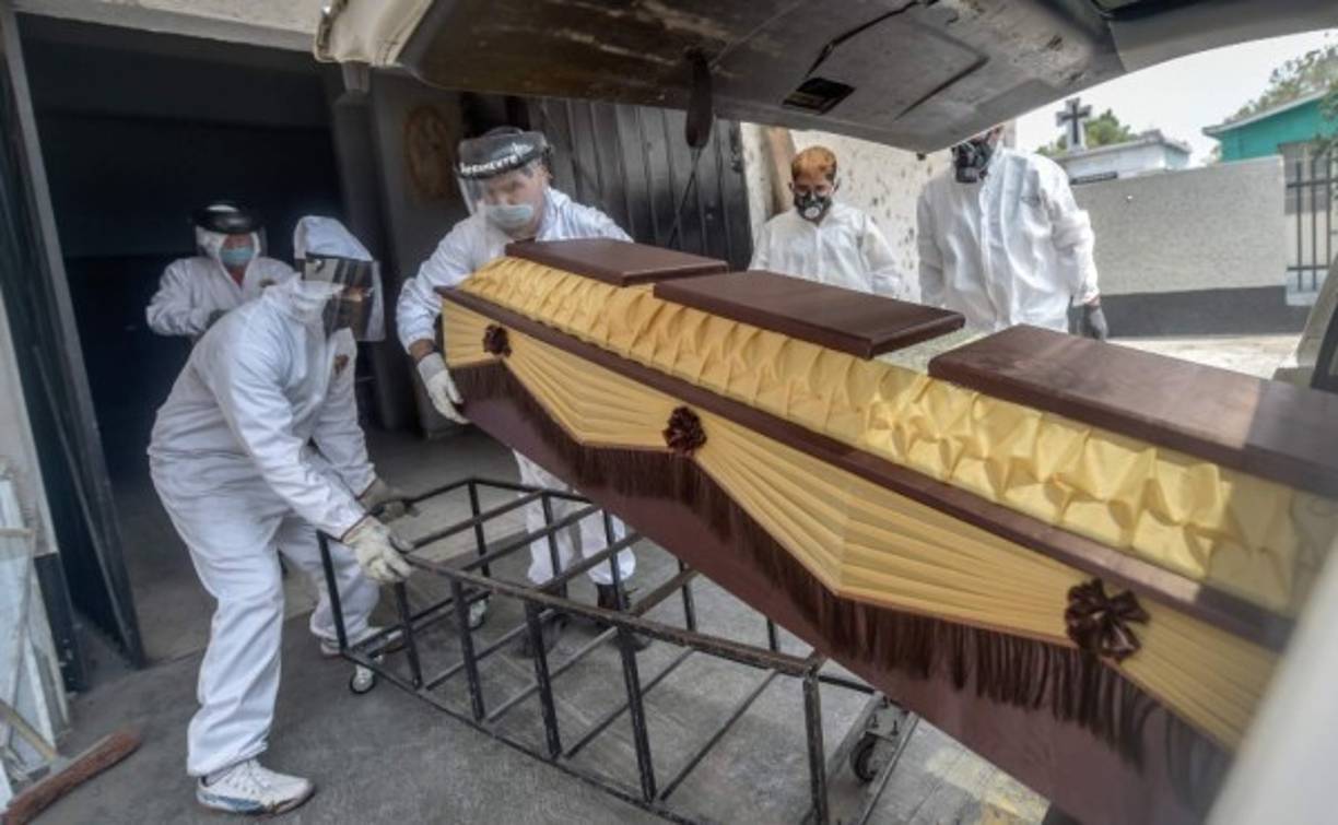 Mientras que algunos nosocomios públicos se reportan saturados, los hospitales privados también se encuentran llenos para atender a los pacientes por coronavirus.<br/><br/>Desde el pasado viernes, el Hospital Español anunció a través de un comunicado que, aunque se había preparado desde el principio de la pandemia para atender a la pacientes con COVID-19 'por el momento no tenemos camas disponibles' aunque seguirían atendiendo otro tipo de urgencias.