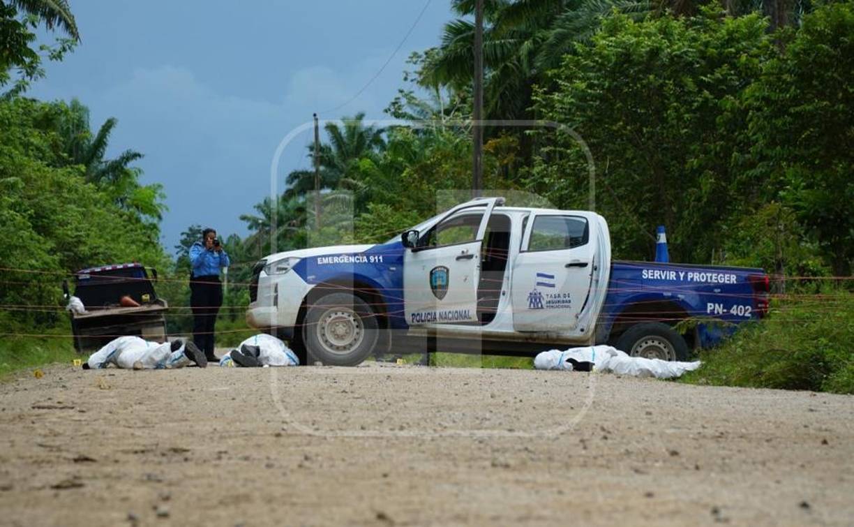 A las 11:57 am, uno de los policías pidió información sobre la placa del carro a la central, adonde le proporcionaron el nombre de una mujer de Tocoa como propietaria y que no tenía reporte de robo.