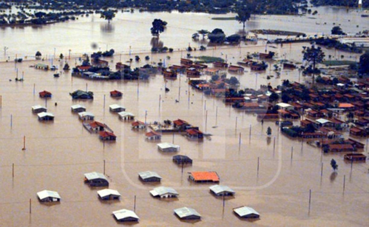 También fueron significativos los daños en la infraestructura educativa: aproximadamente el 25% de las escuelas de todo el país resultaron averiadas, es decir, que más de 100,000 niños del ciclo primario quedaron sin escuela y al menos 30,000 estudiantes de secundaria no pudieron continuar sus estudios, pues cerca de 2,000 maestros no pudieron dictar clases, cuya suspensión afectó en conjunto a casi 150,000 alumnos.