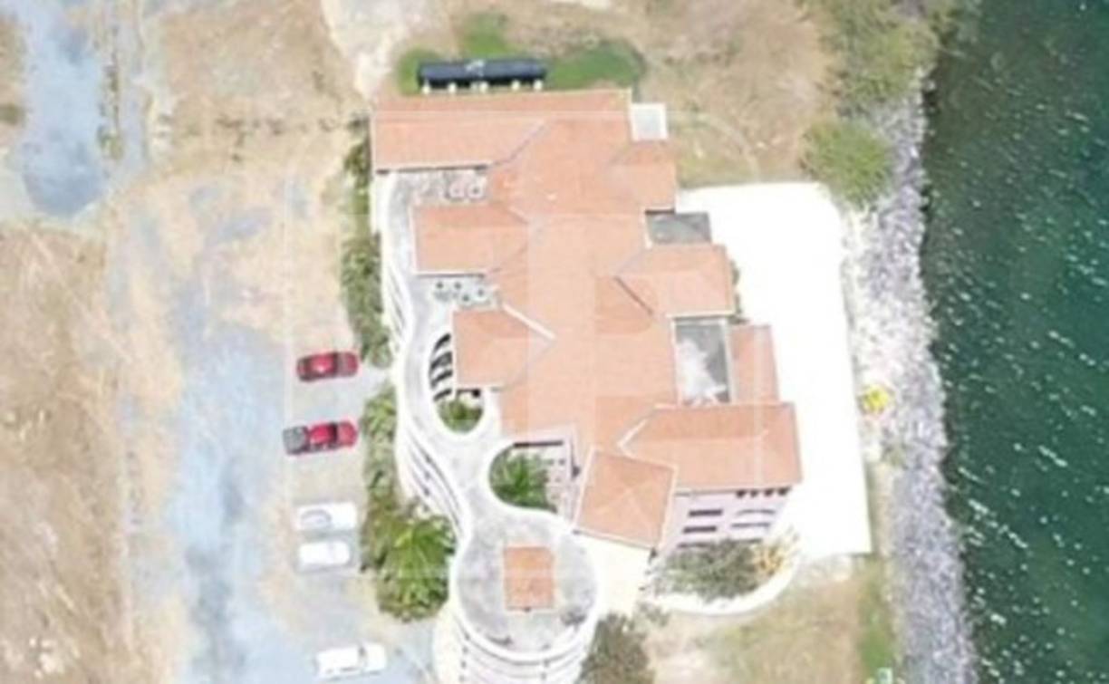 El Ministerio Público y la Agencia Técnica de Investigación Criminal (Atic) incautaron este domingo incautaron este domingo tres casas y cinco embarcaciones en la isla de Roatán, en Caribe hondureño.