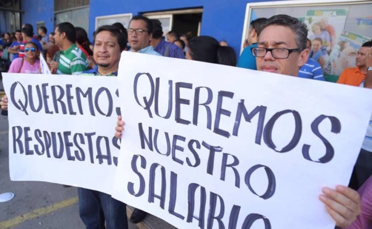 En la protesta, los empleados de diario Tiempo, de la familia Rosenthal, exigen el pago de su salario.