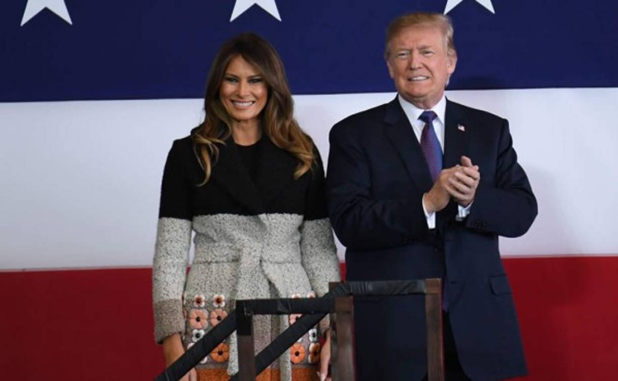 En la preparación de su guardarropa para su visita oficial al estado a Japón, Melania Trump escuchó consejos sobre vestimenta adecuada en ese país asiático, optando por faldas y abrigos sencillos, elegantes y sedosos para las reuniones con los funcionarios japoneses.