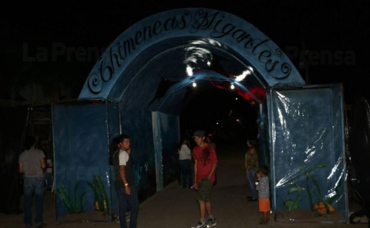 Las chimeneas gigantes son figuras, elaboradas con una altura aproximada entre 4 a 8 metros y se encuentran inspiradas en un significado alusivo al tema.