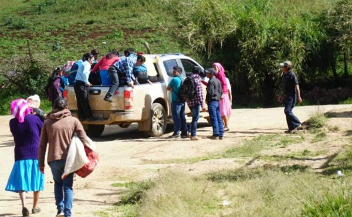 En este y otros vehículos los esperanzanos se trasladaron hasta los centros de votación.<br/>