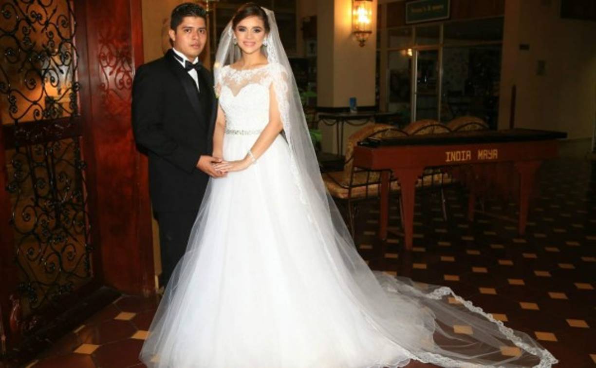 Carlos Eduardo Navarro Cálix y Nathaly Andrea Davadí Flores celebraron por su amor con toda la elegancia.