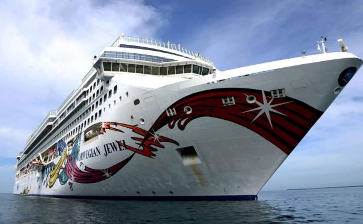 El crucero La Joya Noruega a su llegando a la bahía de Trujillo, Colón.