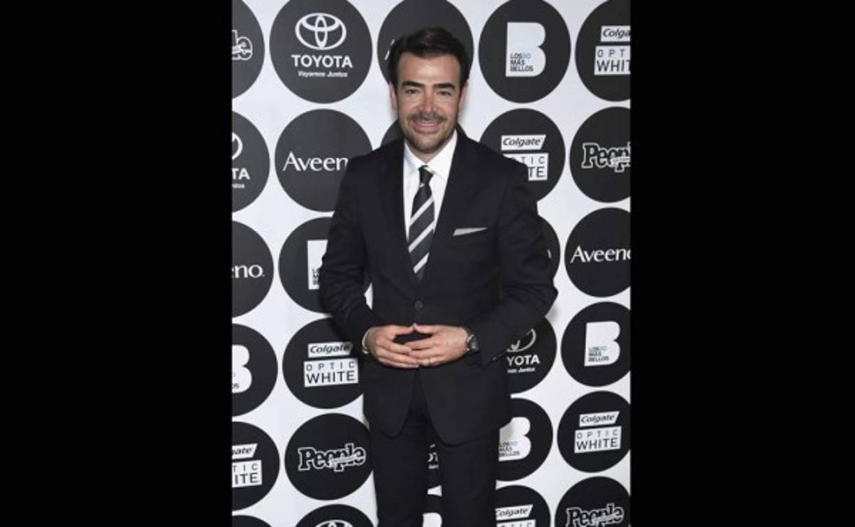 TOÑO MAURI. El actor mexicano optó por un traje negro de Hugo Boss y zapatos Gucci.
