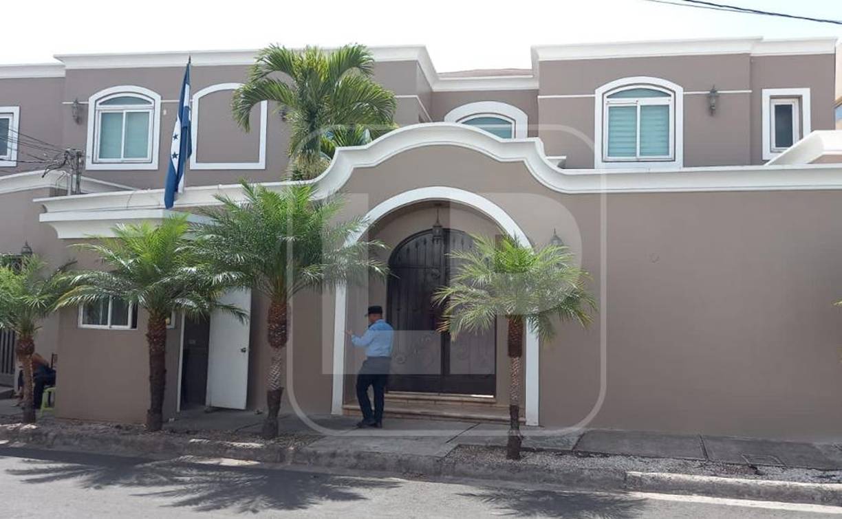 Miembros de la Policía Nacional apostados en las afueras de la casa de la familia Hernández Alvarado en Tegucigalpa. 