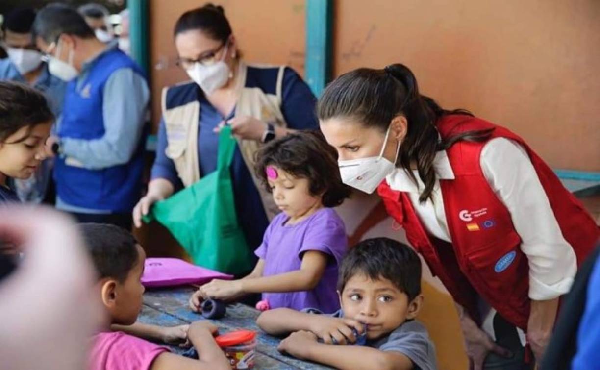 En esta fotografía se muestra conversando con unos pequeños de familias damnificadas.