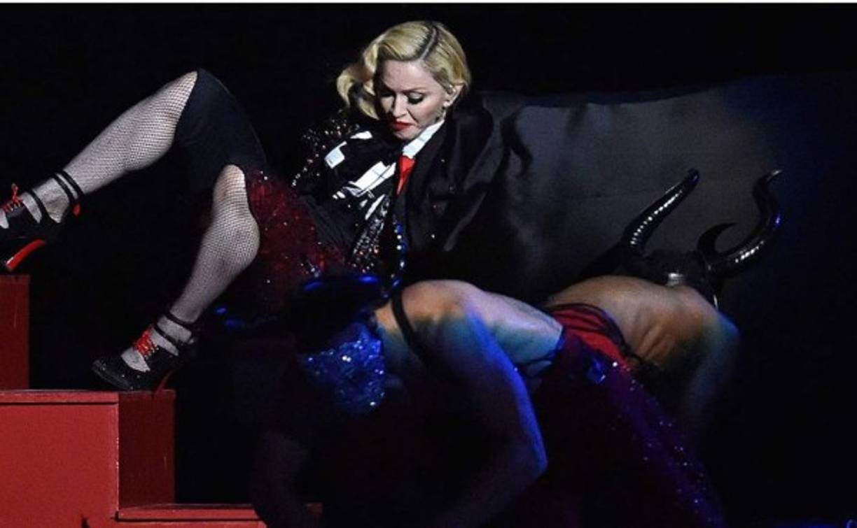 En ese momento Madonna culpó a la firma Armani, encargada de hacer su vestuario, del desliz.