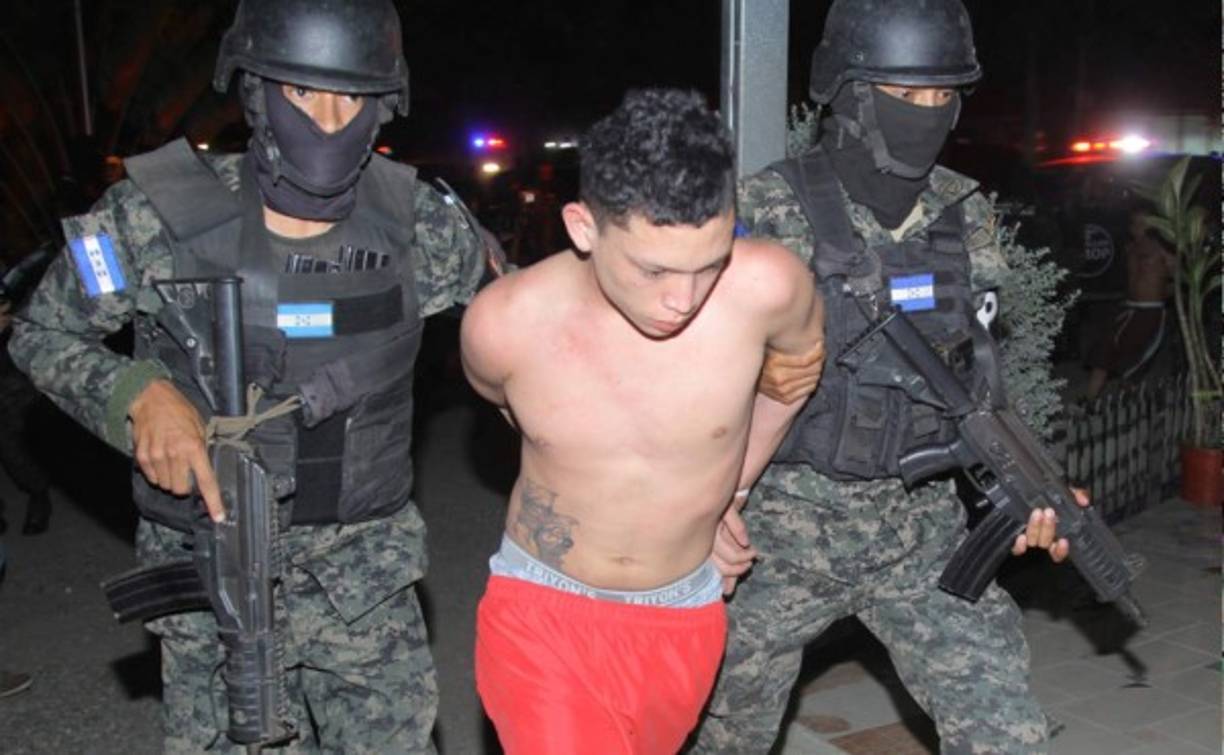 Darwin Adolfo Miranda Serrano mientras es custodiado por las autoridades.