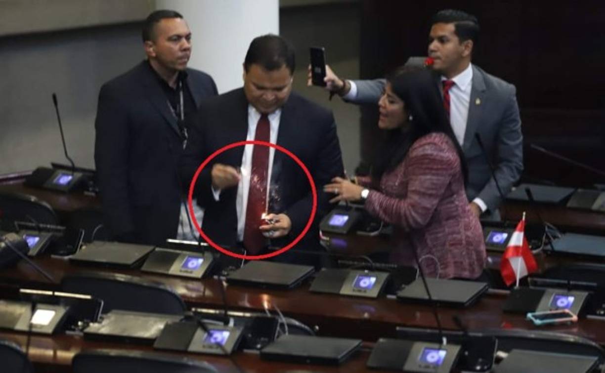 Como si de una celebración se tratara, el diputado de Libre, Jari Dixo, reventó varios cohetes durante la sesión en el Congreso Nacional este miércoles 29 de mayo.