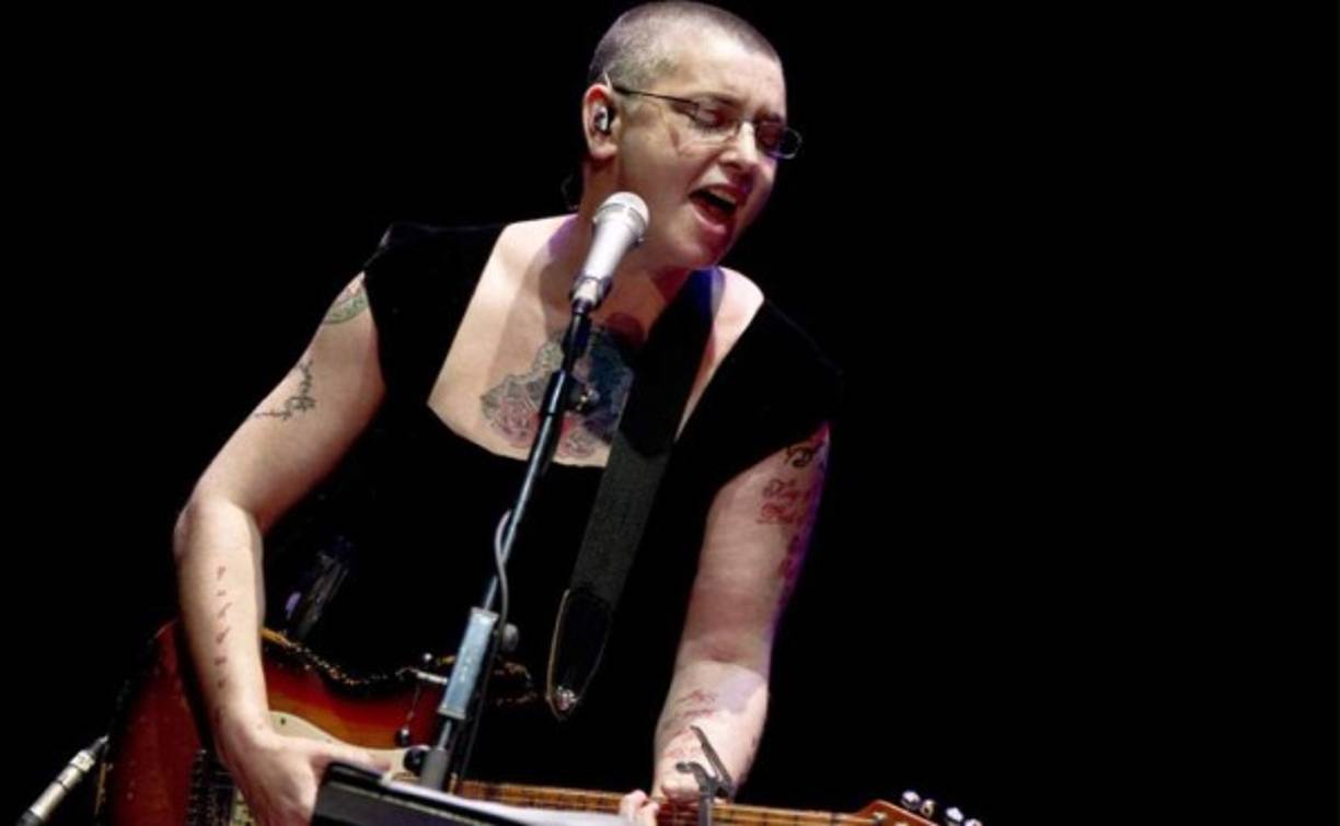 Sinnéad O´Connor: La cantante irlandesa siempre estuvo involucrada en escándalos por tener una actitud agresiva, a raíz de sus constantes depresiones. Sinnéad pensó en suicidarse en varias ocasiones, revelaron medios internacionales.