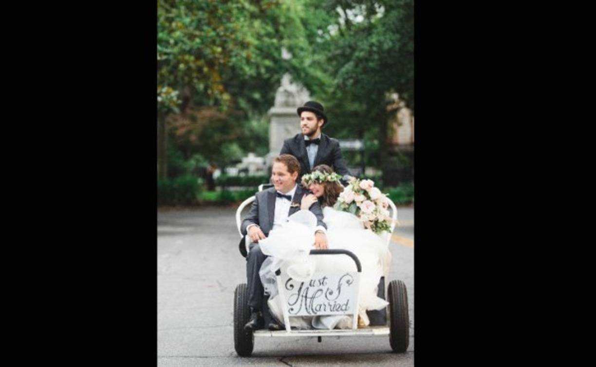 Tras casarse, Pedro Alejandro Pérez Del Monte y Daniela Claudette Morán Salgado pasearon por las calles de Savannah en un carruaje de colección. ¡Qué lindos!<br/>