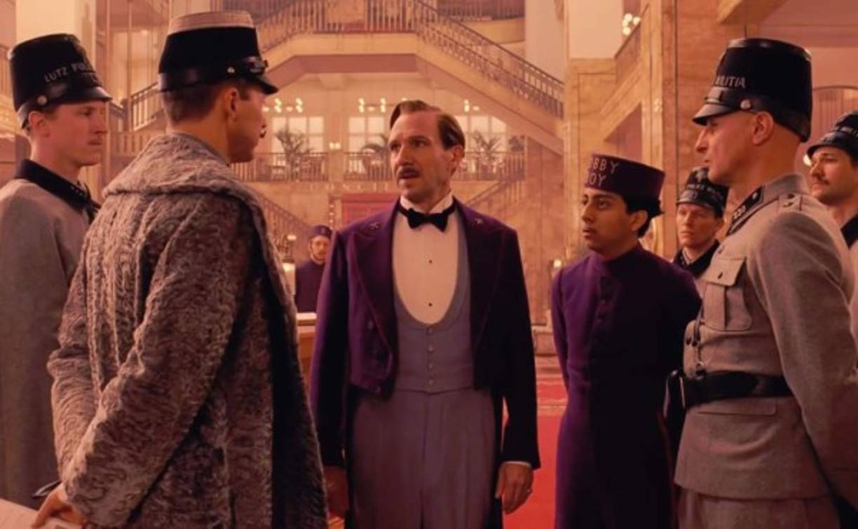 'The Grand Hotel Budapest' Narra las aventuras de Gustave H (Ralph Fiennes), un legendario conserje de un famoso hotel europeo y Zero Moustafa, el chico del vestíbulo con quien entabla amistad y convierte en su protegido. La historia trata sobre el robo y la recuperación de una pintura renacentista de valor incalculable y sobre la batalla que enfrenta a los miembros de una familia por una inmensa fortuna.