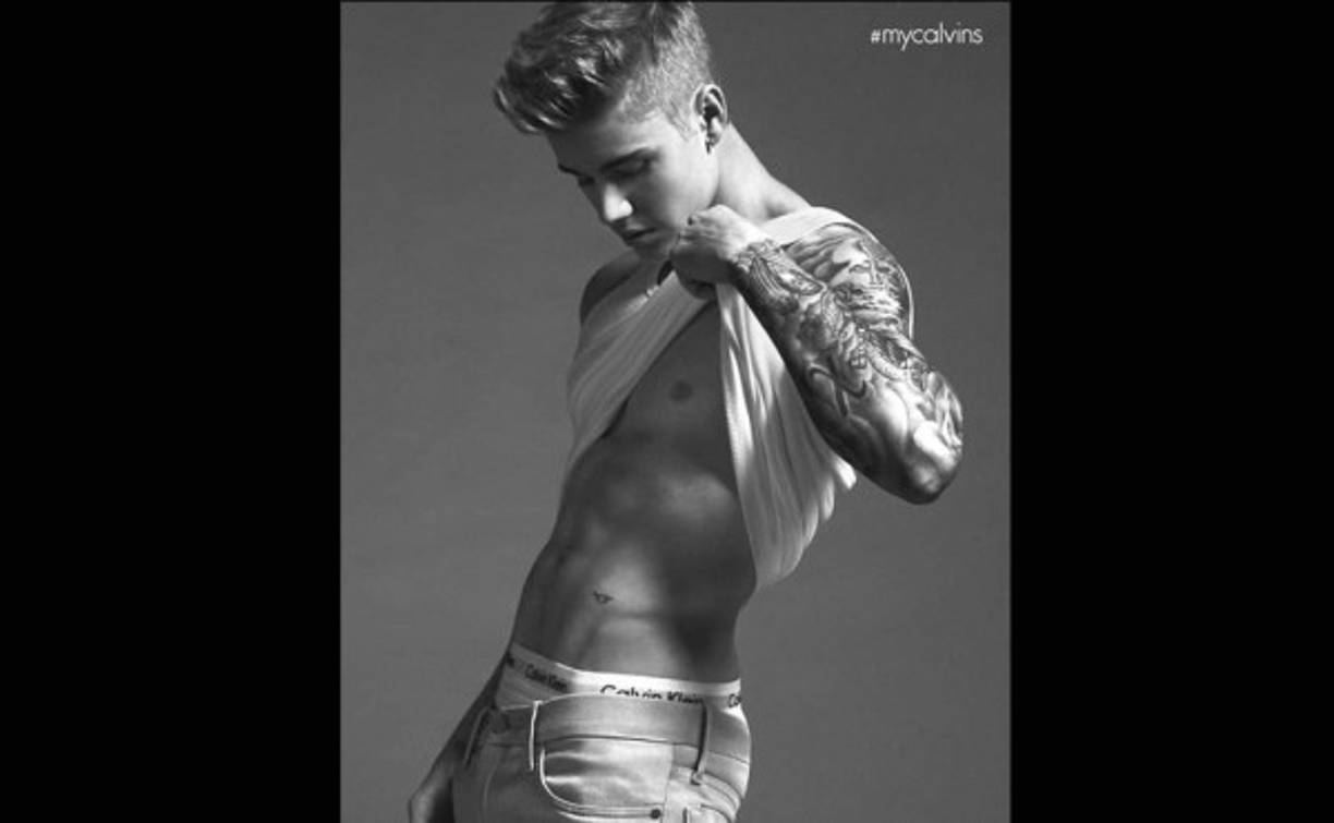 En la sesión fotográfica, realizada por la pareja de fotógrafos de moda Mert Alas & Marcus Piggott, Bieber aparece con el torso desnudo, jalonado con varios tatuajes y su característico tupe, en unas imágenes captadas en blanco y negro.