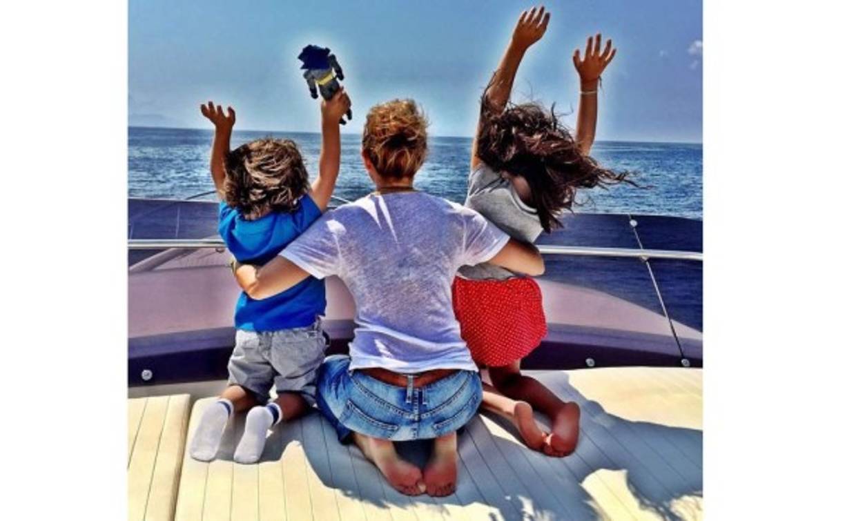 Thalía con sus dos hijos Matthew Alejandro y Sabrina Sakaë durante sus vacaciones en Italia.