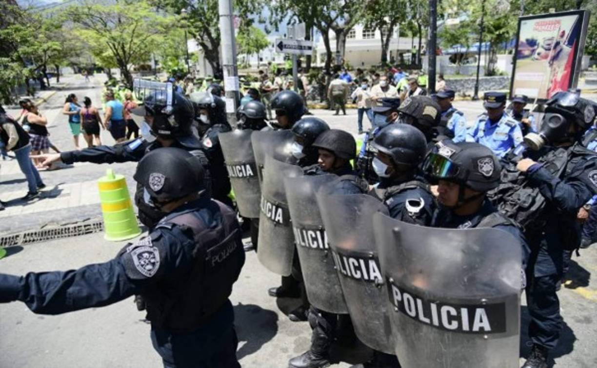 La Policía llegó a la tercera avenida con equipo especial si en el desalojo había confrontación física.