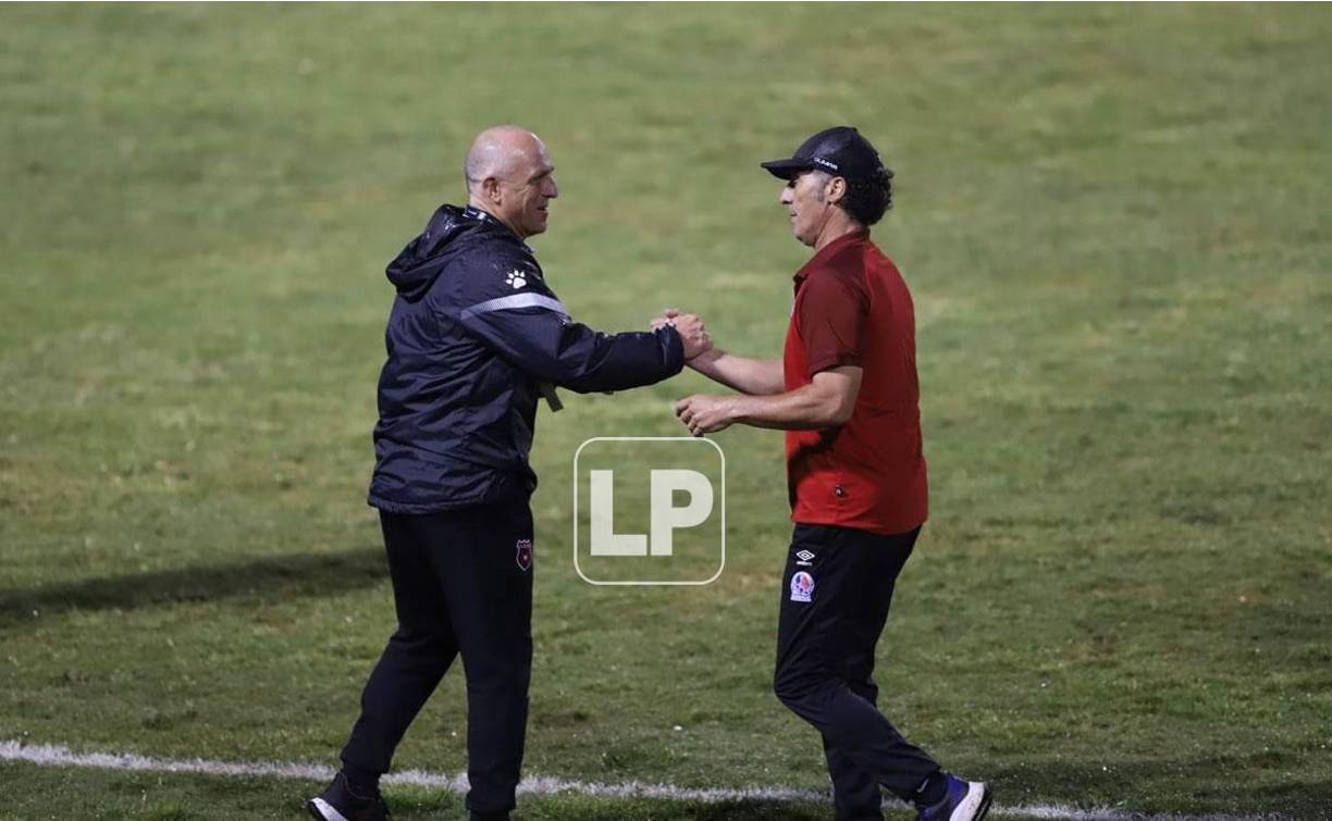 Pedro Troglio saludando a Fabián Coito al final del partido.