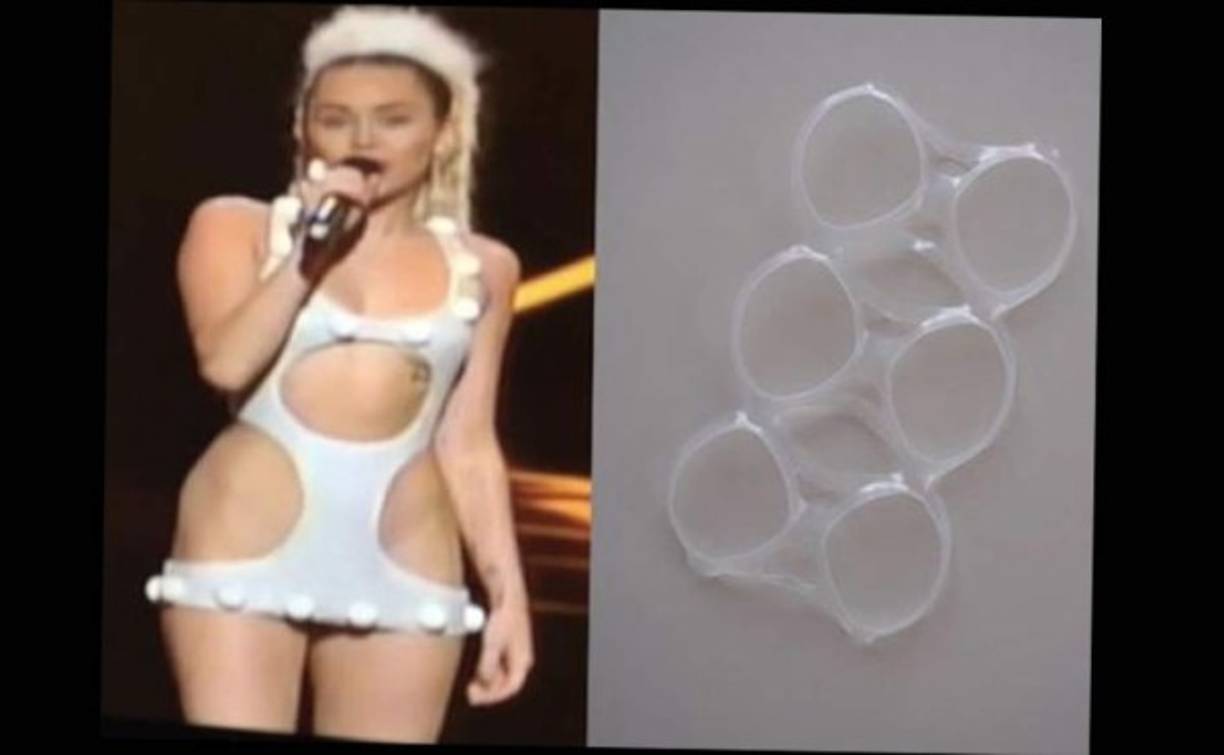 Miley Cyrus en su look de plástico de six pack.