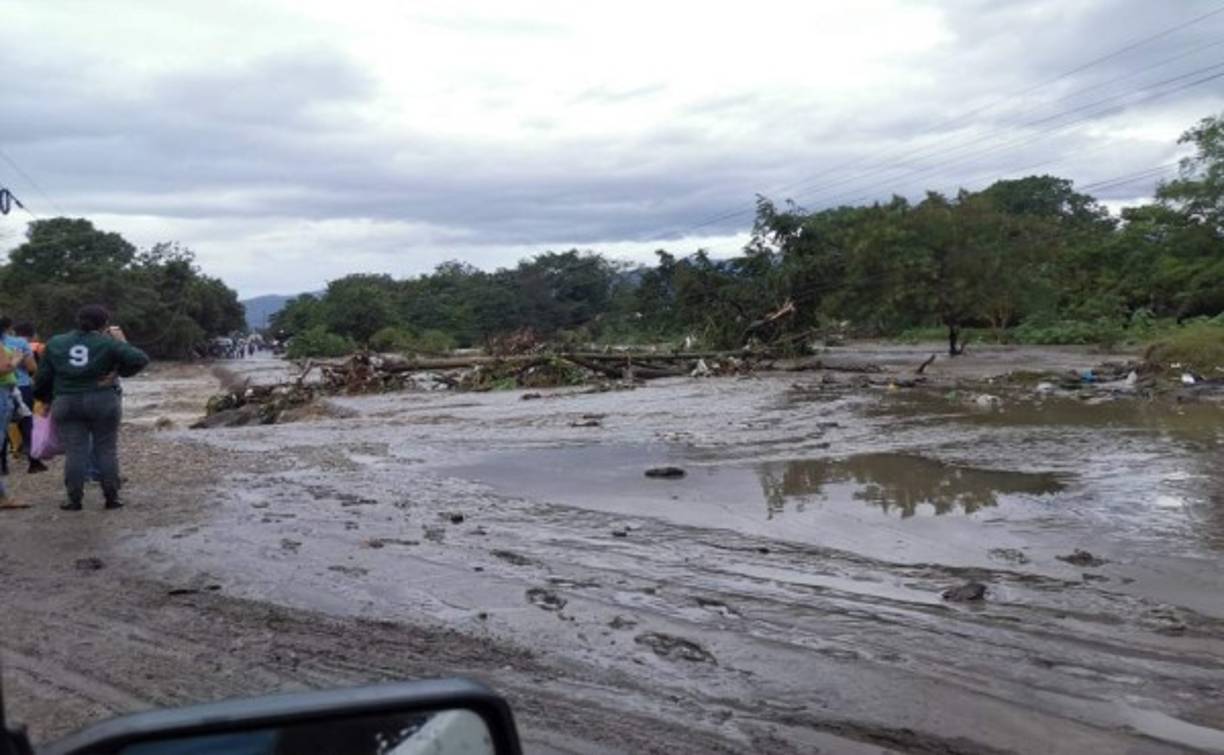 En al menos seis horas, una fuerte tormenta dejó varios puntos afectados en San Pedro Sula, zona norte de Honduras.