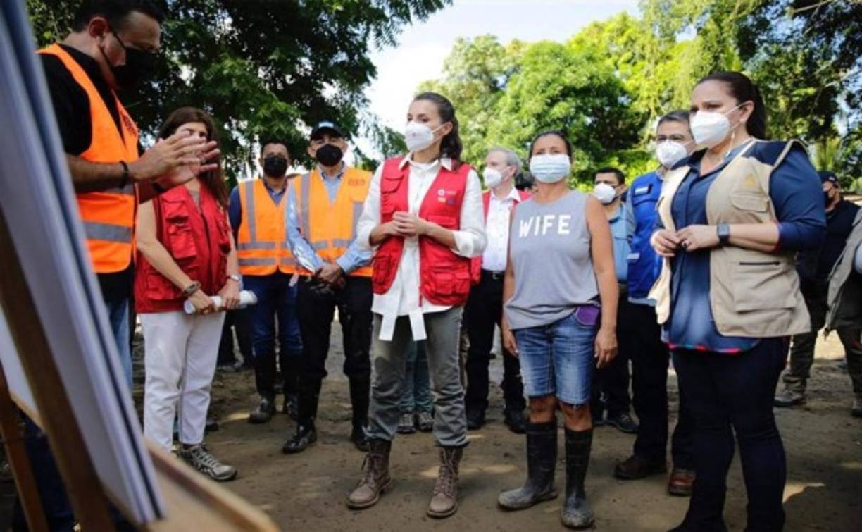 La Reina Letizia se movilizó hacia una escuela para ver de cerca los graves daños ocasionados por las tormentas.