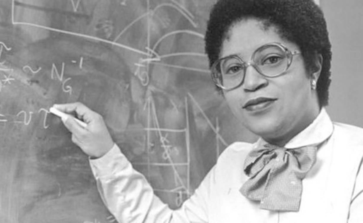 Shirley Jackson. Sus inventos de telecomunicaciones incluyeron la evolución del fax portátil, el teléfono de marcación por tonos, las células solares, los cables de fibra óptica y la tecnología detrás del identificador de llamadas y la llamada en espera.