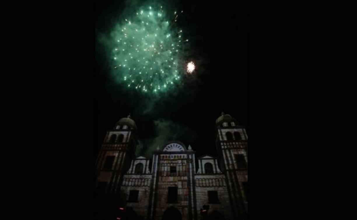 Miles de capitalinos disfrutaron este viernes de un evento nunca antes visto con la “Navidad Catracha” que el Gobierno organizó en el santuario de Suyapa, y cuyo momento culminante fue el vídeo mapping.