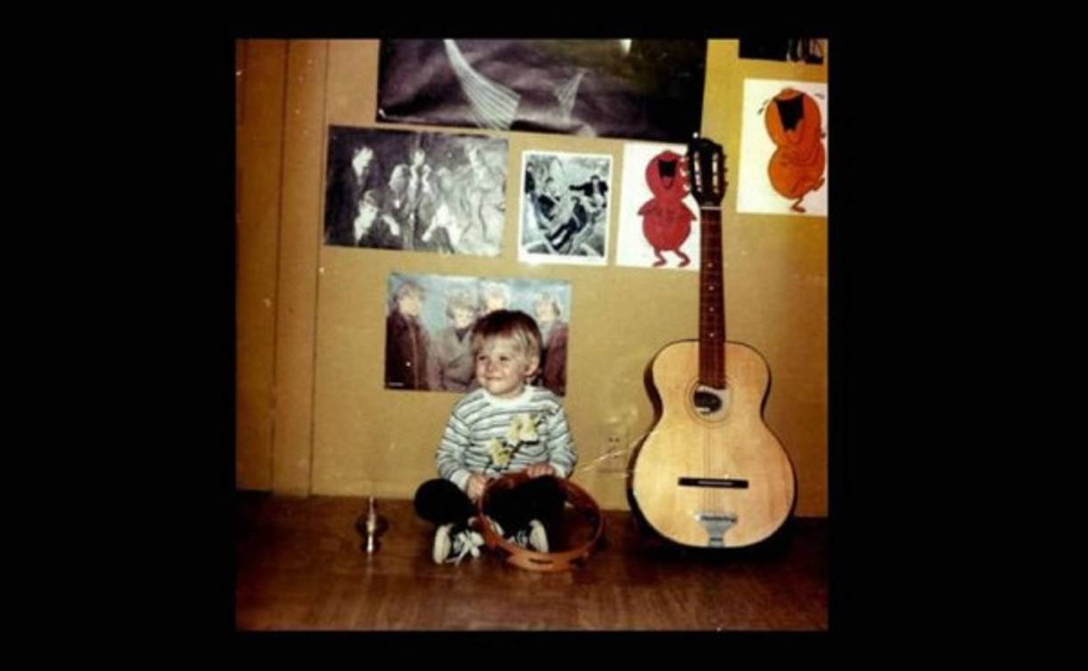 Tal vez el cantante de Nirvana no se suicidó, pero en su familia dos de sus tíos sí lo hicieron, ambos con un disparo en la cabeza. Cobain filmaba películas Súper 8, una de ellas terminaba con su propia muerte. De niño, tenía un amigo imaginario, Boddah, a quien dirigió su carta final.