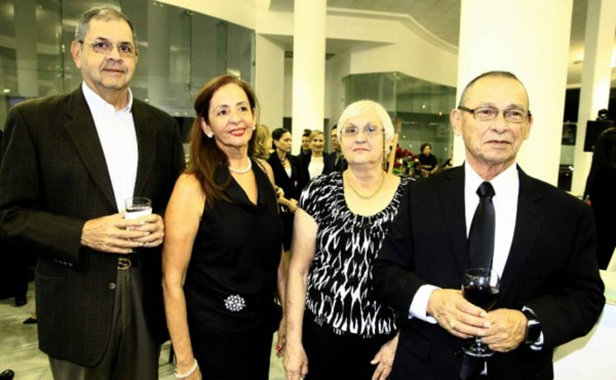 Roberto y Macky Leiva con Daysi y Cristóbal Flores.