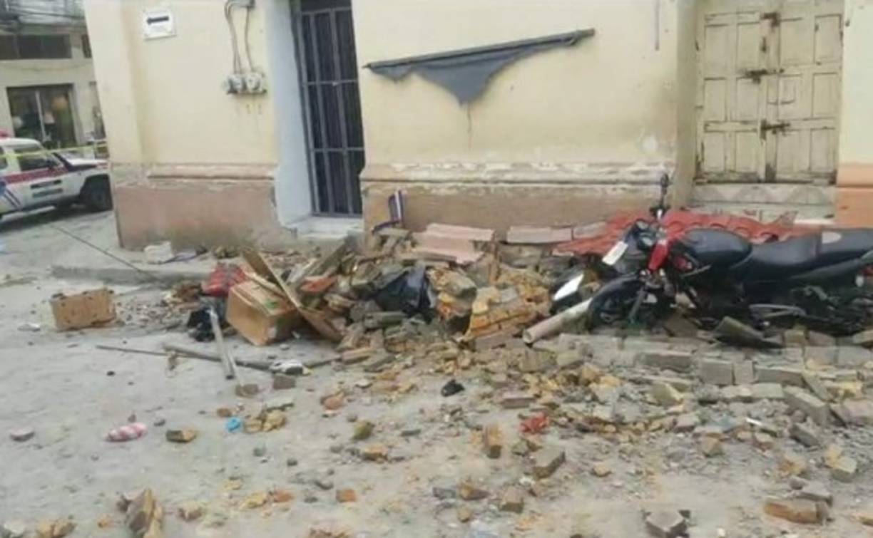 Una mujer resultó herida en el incidente, fue auxiliada por bomberos y trasladada al hospital regional de Copán.