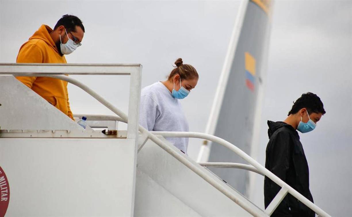 Esta es la primera de las dos aeronaves con deportados que se prevé que lleguen hoy a Bogotá. Según la Cancillería, el segundo avión, procedente de San Diego, aterrizará “en minutos” en el aeropuerto El Dorado.