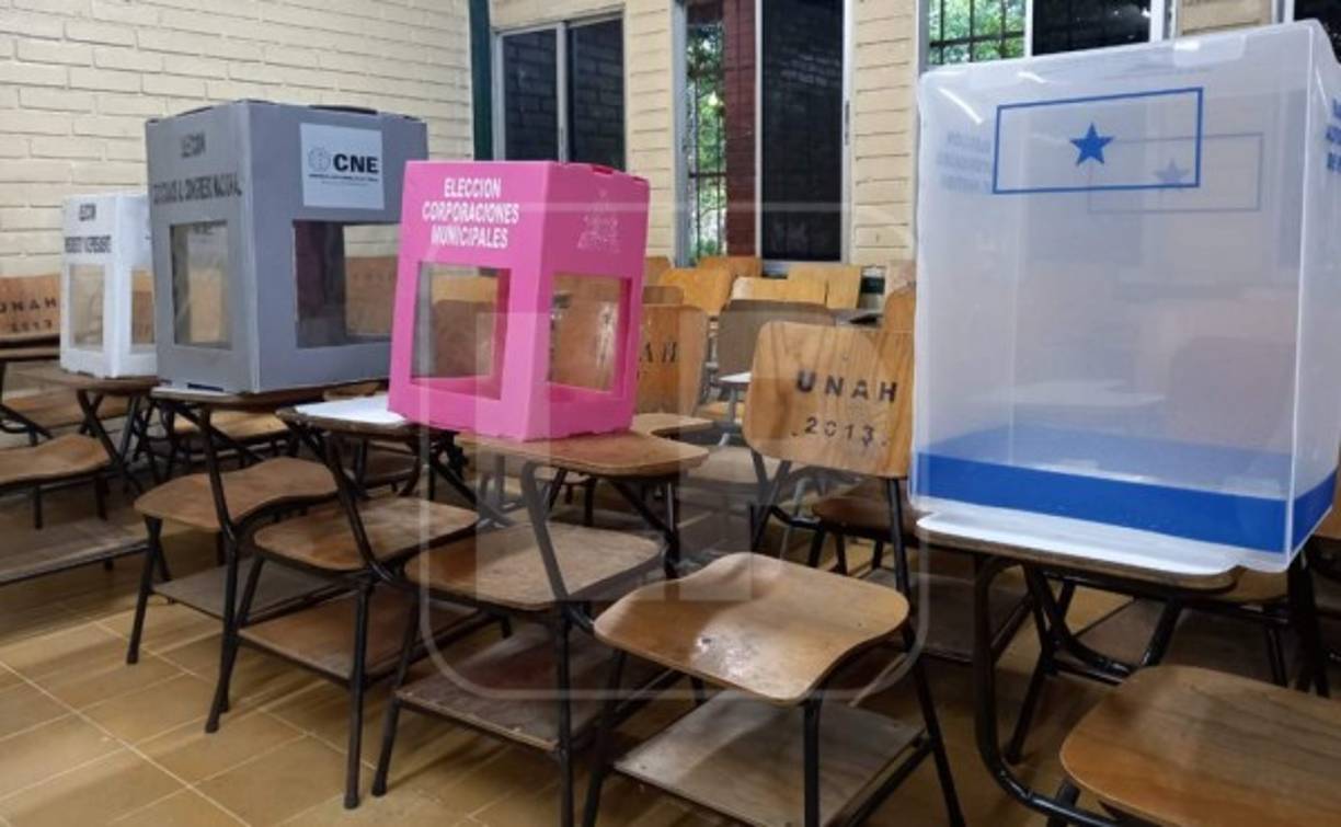 Las urnas también se estaban preparando desde las 6:00 am en diferentes centros de votación.