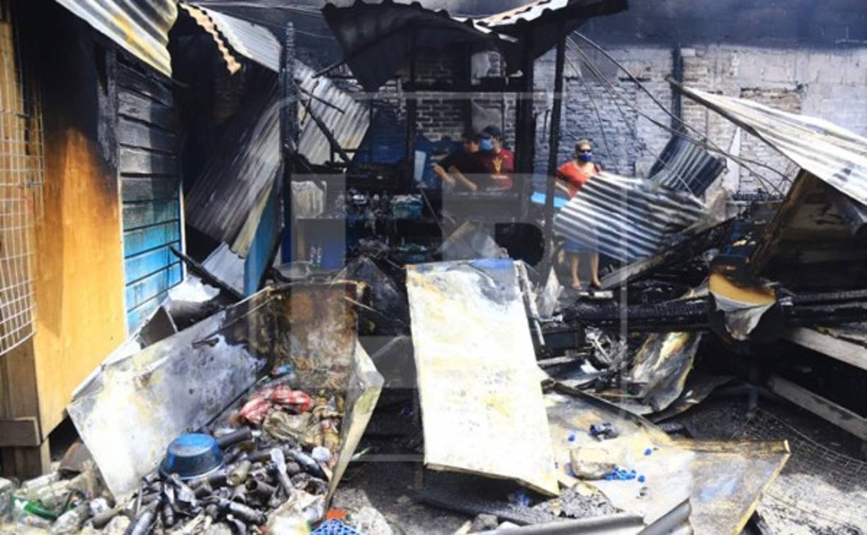 'El puesto de comida lo teníamos desde hace 16 años, de allí sacamos adelante a nuestros tres hijos, lo perdimos todo', lamentó la comerciante Rosa Natarén.