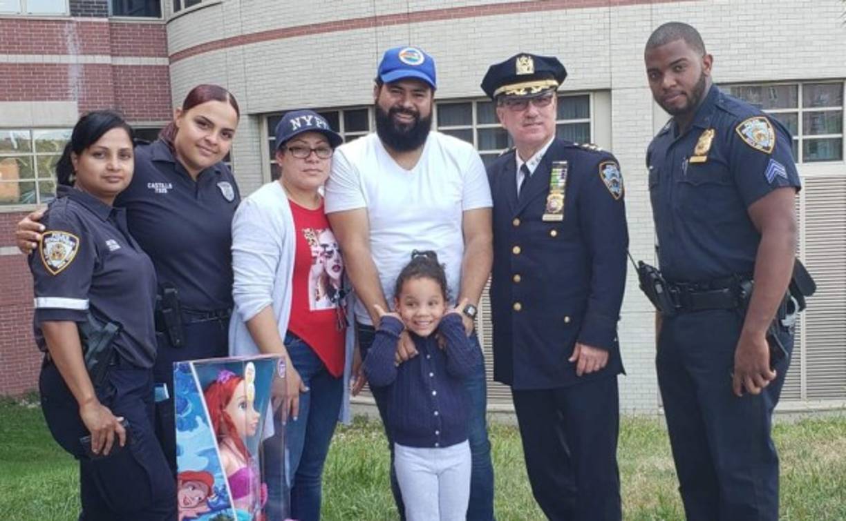 El sujeto que perdió la vida, se lanzó con todo y su hija que afortunadamente resultó ilesa. Gracias a la inmediata labor de rescate del hondureño la niña pudo salir de debajo del enorme tren donde quedó atrapada. Policías de New York y la madre de la menor agradecieron el gesto de Torres.