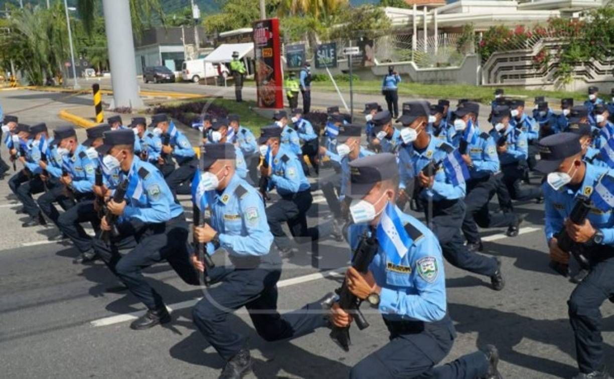 Miembros de la Policía Nacional también realizaron presentaciones.