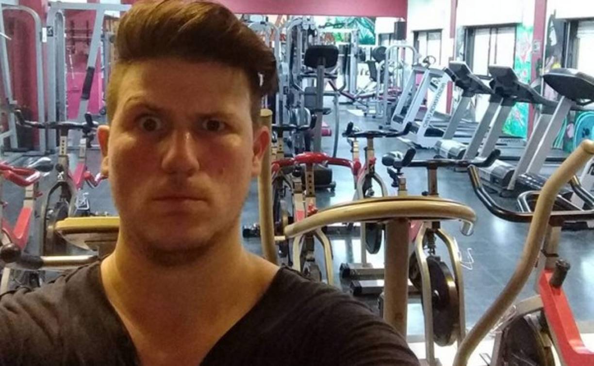 Brian escribe obras para teatro independiente y terminó la carrera de dirección de cine. <br/>