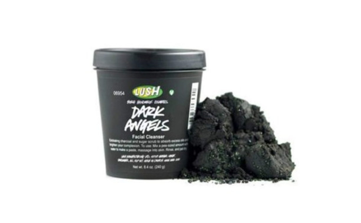 Dark Angels-Lush: Este limpiador creado con azúcar y carbón, es perfecto para ayudarte a exfoliar y a limpiar el exceso de aceite en la piel para dejándola mate y fresca.